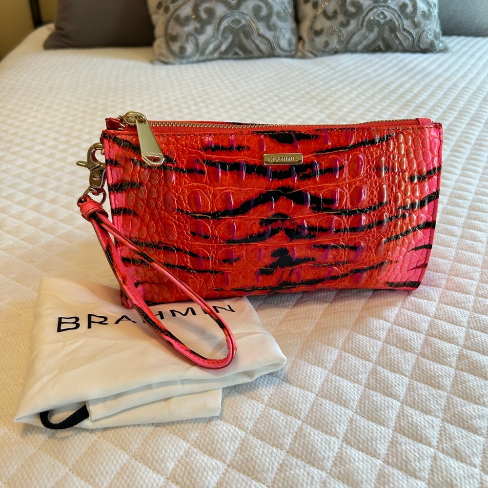 NWOT Brahmin Ombré Daisy Wrislet in Pink Feline